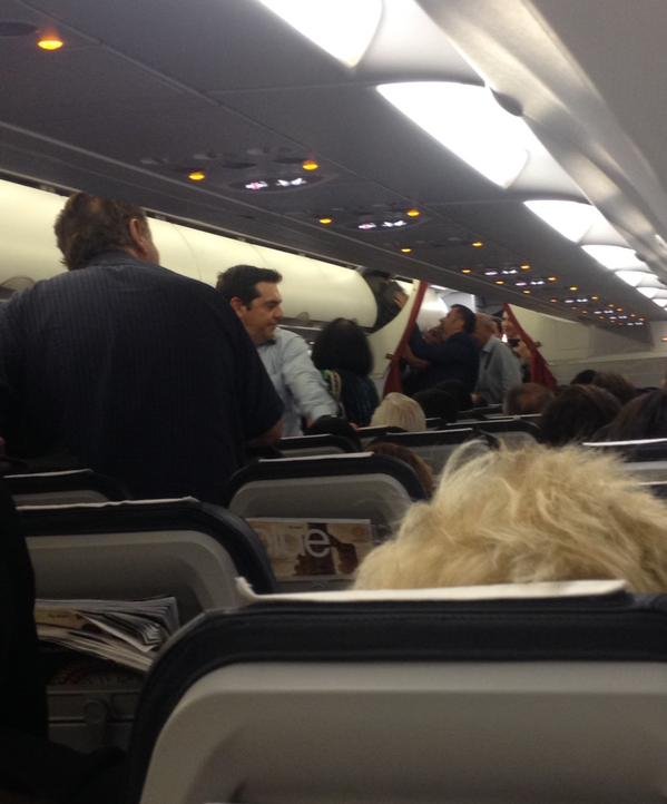 Ο Αλέξης Τσίπρας στο αεροπλάνο της επιστροφής από τη ΔΕΘ -Τα επιφωνήματα των επιβατών [εικόνα] | iefimerida.gr 0