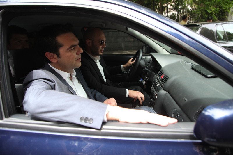 Γιατί ο Τσίπρας αναγκάστηκε να αφήσει την αγαπημένη θέση του συνοδηγού και η ομοιότητά του με τον γέρο Καραμανλή [εικόνες] | iefimerida.gr 2