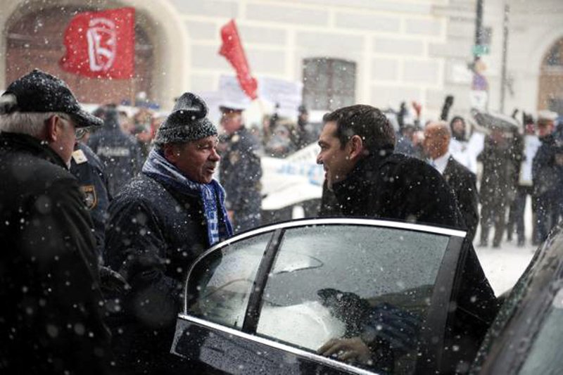 Γιατί ο Τσίπρας αναγκάστηκε να αφήσει την αγαπημένη θέση του συνοδηγού και η ομοιότητά του με τον γέρο Καραμανλή [εικόνες] | iefimerida.gr 3