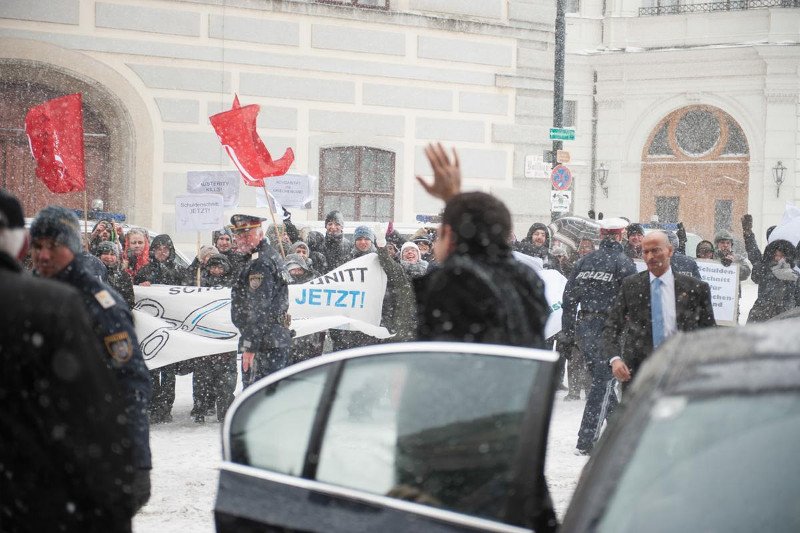Γιατί ο Τσίπρας αναγκάστηκε να αφήσει την αγαπημένη θέση του συνοδηγού και η ομοιότητά του με τον γέρο Καραμανλή [εικόνες] | iefimerida.gr 4