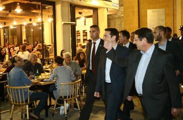 Η χαλαρή βόλτα του Τσίπρα με τον Αναστασιάδη στη Λευκωσία [εικόνες] | iefimerida.gr 2