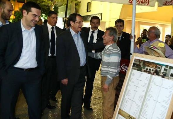 Η χαλαρή βόλτα του Τσίπρα με τον Αναστασιάδη στη Λευκωσία [εικόνες] | iefimerida.gr 3