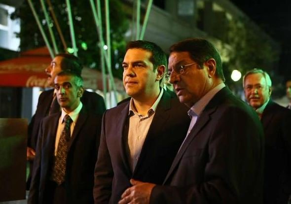 Η χαλαρή βόλτα του Τσίπρα με τον Αναστασιάδη στη Λευκωσία [εικόνες] | iefimerida.gr 1