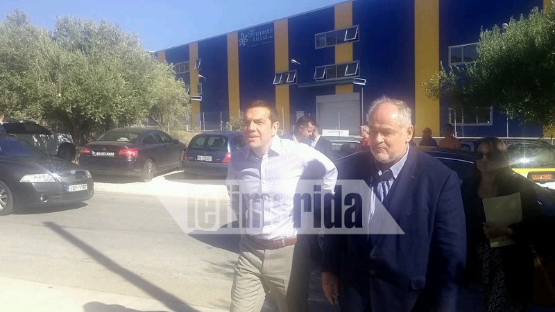 Kόλλησε η κηρήθρα με το μέλι στα δόντια του πρωθυπουργού -Απρόβλεπτα στην Apivita [εικόνες & βίντεο] | iefimerida.gr 0