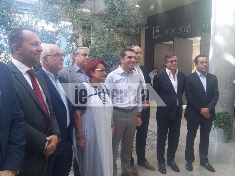 Kόλλησε η κηρήθρα με το μέλι στα δόντια του πρωθυπουργού -Απρόβλεπτα στην Apivita [εικόνες & βίντεο] | iefimerida.gr 1