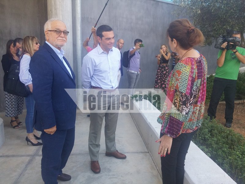 Kόλλησε η κηρήθρα με το μέλι στα δόντια του πρωθυπουργού -Απρόβλεπτα στην Apivita [εικόνες & βίντεο] | iefimerida.gr 2