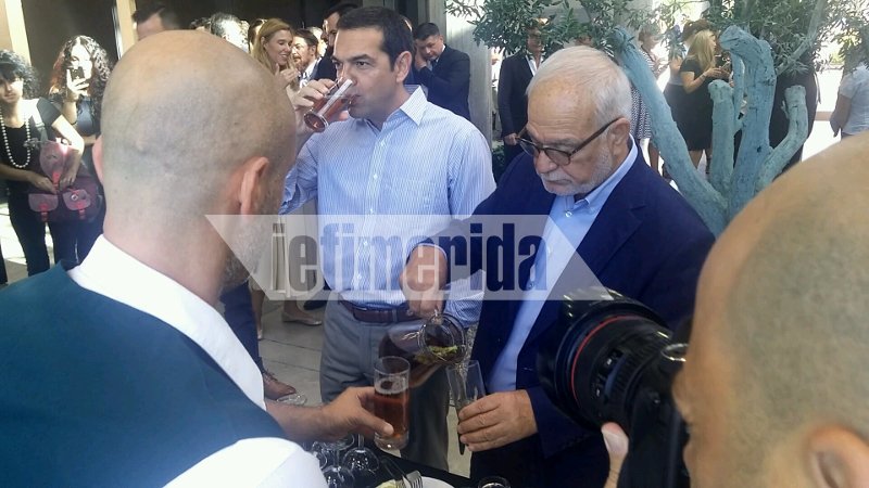 Kόλλησε η κηρήθρα με το μέλι στα δόντια του πρωθυπουργού -Απρόβλεπτα στην Apivita [εικόνες & βίντεο] | iefimerida.gr 3