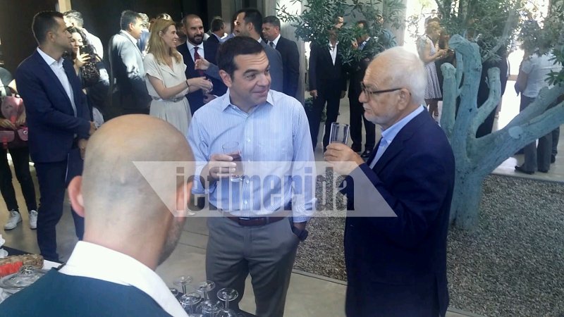 Kόλλησε η κηρήθρα με το μέλι στα δόντια του πρωθυπουργού -Απρόβλεπτα στην Apivita [εικόνες & βίντεο] | iefimerida.gr 4