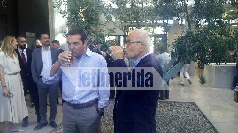 Kόλλησε η κηρήθρα με το μέλι στα δόντια του πρωθυπουργού -Απρόβλεπτα στην Apivita [εικόνες & βίντεο] | iefimerida.gr 5