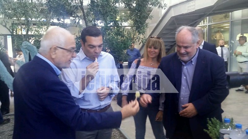 Kόλλησε η κηρήθρα με το μέλι στα δόντια του πρωθυπουργού -Απρόβλεπτα στην Apivita [εικόνες & βίντεο] | iefimerida.gr 6