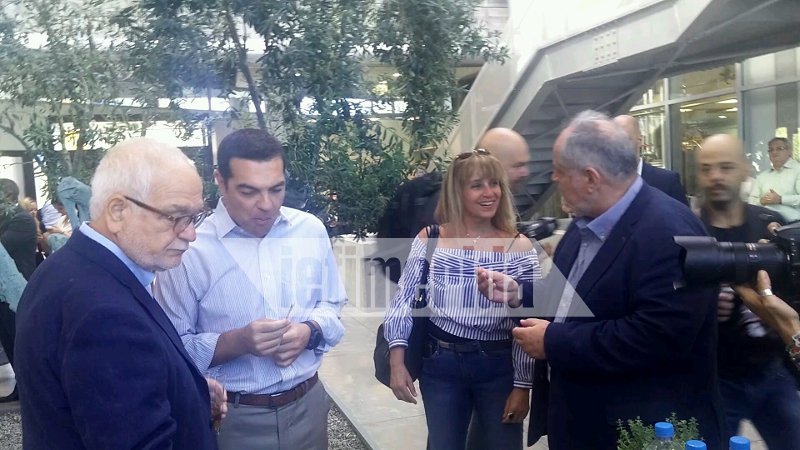 Kόλλησε η κηρήθρα με το μέλι στα δόντια του πρωθυπουργού -Απρόβλεπτα στην Apivita [εικόνες & βίντεο] | iefimerida.gr 7