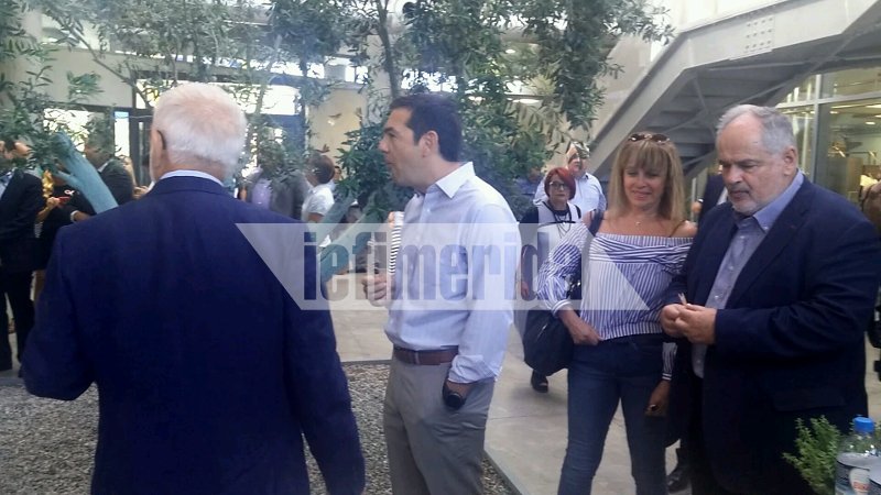 Kόλλησε η κηρήθρα με το μέλι στα δόντια του πρωθυπουργού -Απρόβλεπτα στην Apivita [εικόνες & βίντεο] | iefimerida.gr 8