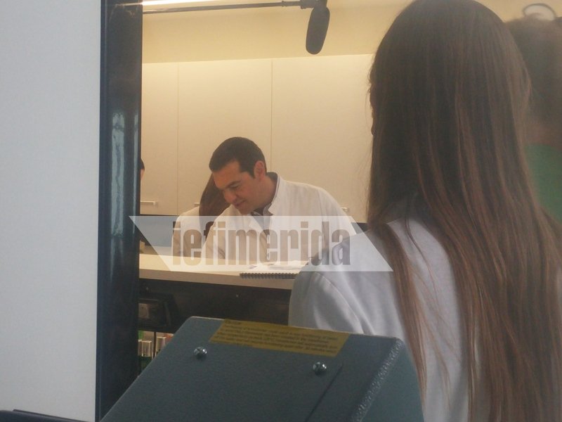 Kόλλησε η κηρήθρα με το μέλι στα δόντια του πρωθυπουργού -Απρόβλεπτα στην Apivita [εικόνες & βίντεο] | iefimerida.gr 10