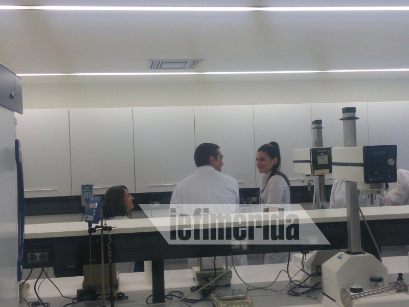 Kόλλησε η κηρήθρα με το μέλι στα δόντια του πρωθυπουργού -Απρόβλεπτα στην Apivita [εικόνες & βίντεο] | iefimerida.gr 12