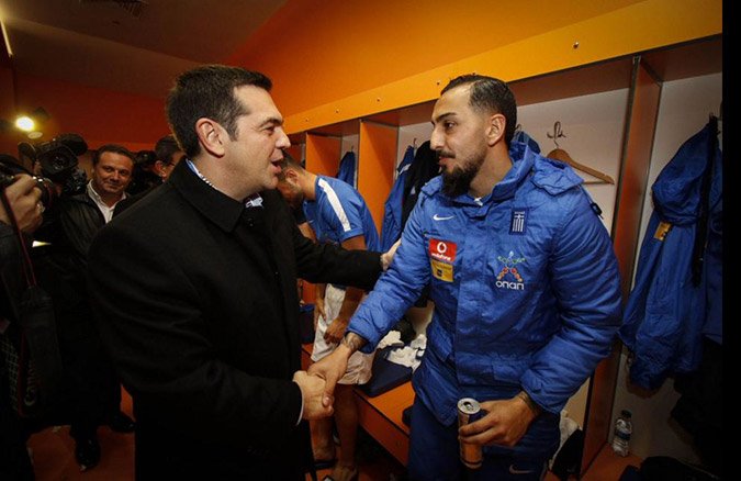 Οι... προπονητικές οδηγίες Τσίπρα σε Σκίμπε: Η Εθνική χρειάζεται restart [εικόνες & βίντεο] | iefimerida.gr 1