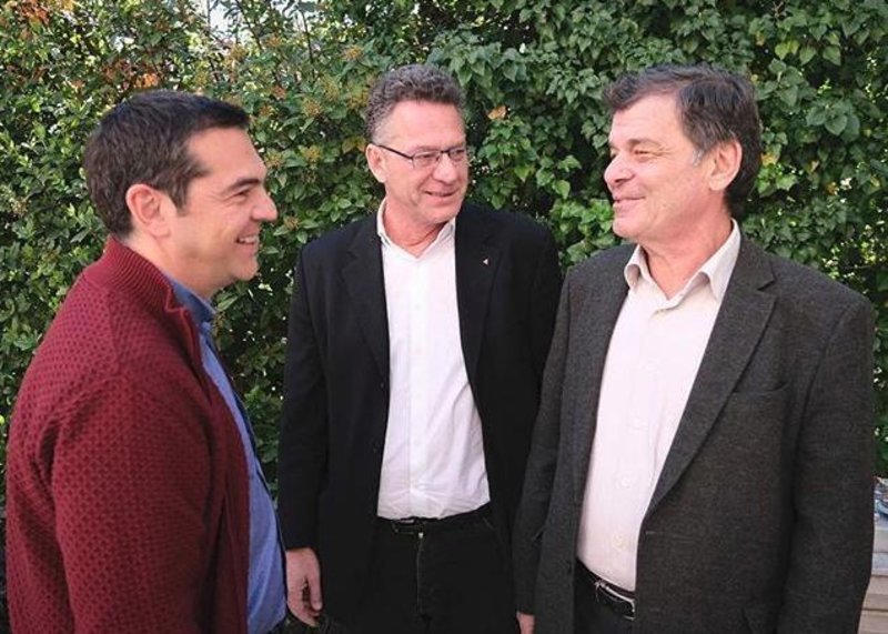 Ο Αλέξης Τσίπρας συνομιλεί με τον Κώστα Αρβανίτη
