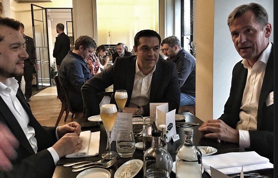 Δείπνο με τον «εχθρό»: Ο Τσίπρας ήπιε μπύρες με τον ισχυρό άνδρα της «Bild»  [εικόνες] | iefimerida.gr 0