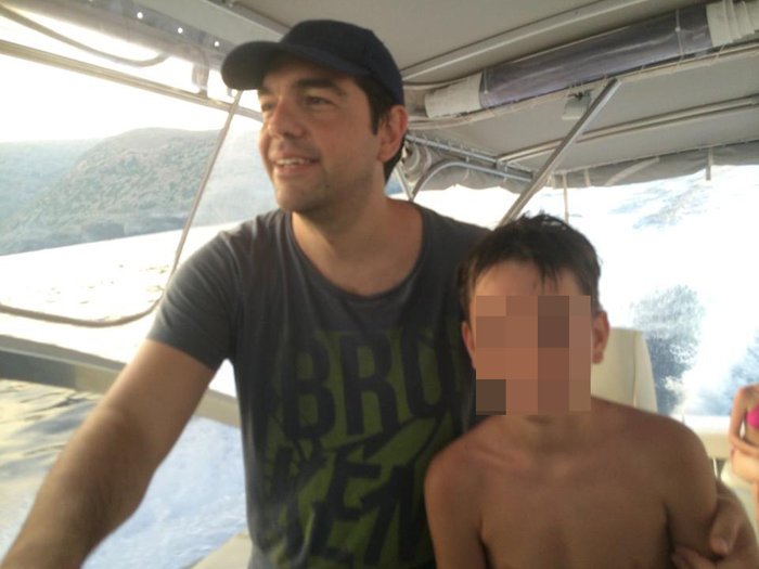 Ο Τσίπρας στο τιμόνι φουσκωτού -Οι διακοπές στη χλιδάτη βίλα [εικόνες] | iefimerida.gr 0