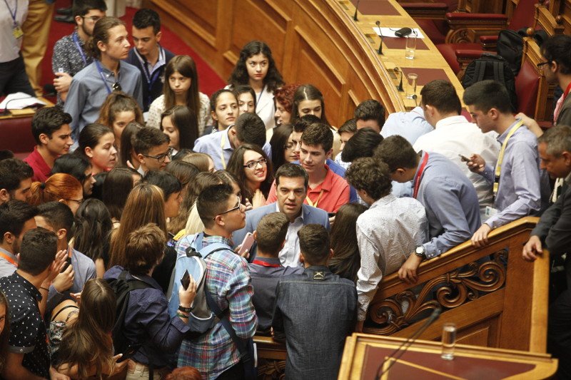 Πανικός για μια selfie με τον Τσίπρα [εικόνες] | iefimerida.gr 0