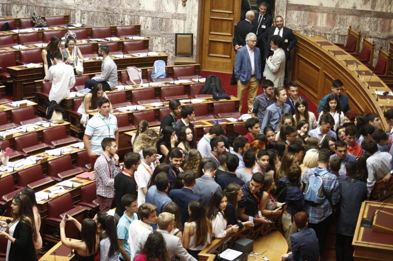 Πανικός για μια selfie με τον Τσίπρα [εικόνες] | iefimerida.gr 1