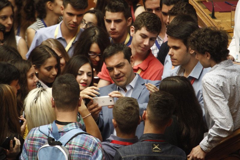 Πανικός για μια selfie με τον Τσίπρα [εικόνες] | iefimerida.gr 2