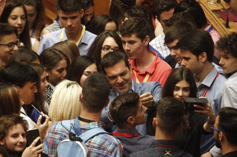 Πανικός για μια selfie με τον Τσίπρα [εικόνες] | iefimerida.gr 3