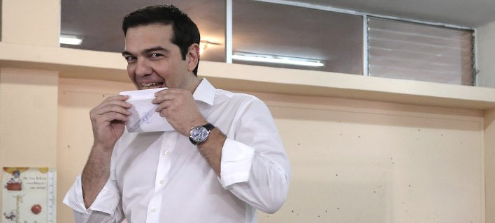 Ο Τσίπρας πολιορκούμενος από δεκάδες δημοσιογράφους [εικόνες & βίντεο] | iefimerida.gr 2