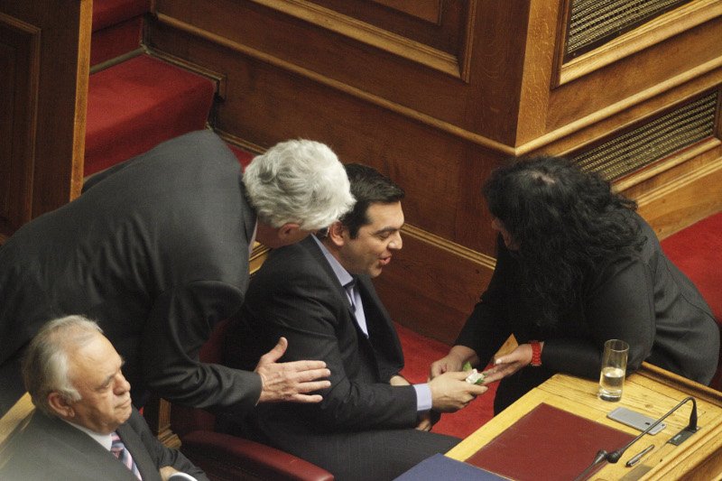 Οταν η Αννα Βαγενά ανέβηκε στο πρωθυπουργικό έδρανο για να δώσει δώρο στον Τσίπρα [εικόνες] | iefimerida.gr 0