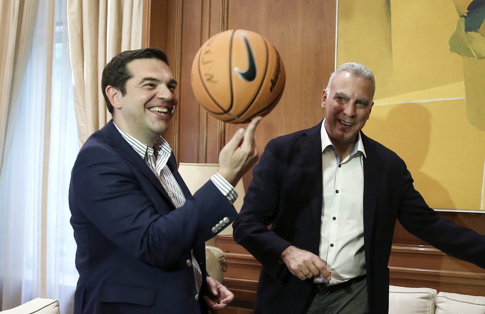 Απίστευτες σκηνές στο Μαξίμου με Τσίπρα και Νίκο Γκάλη [εικόνες] | iefimerida.gr 0