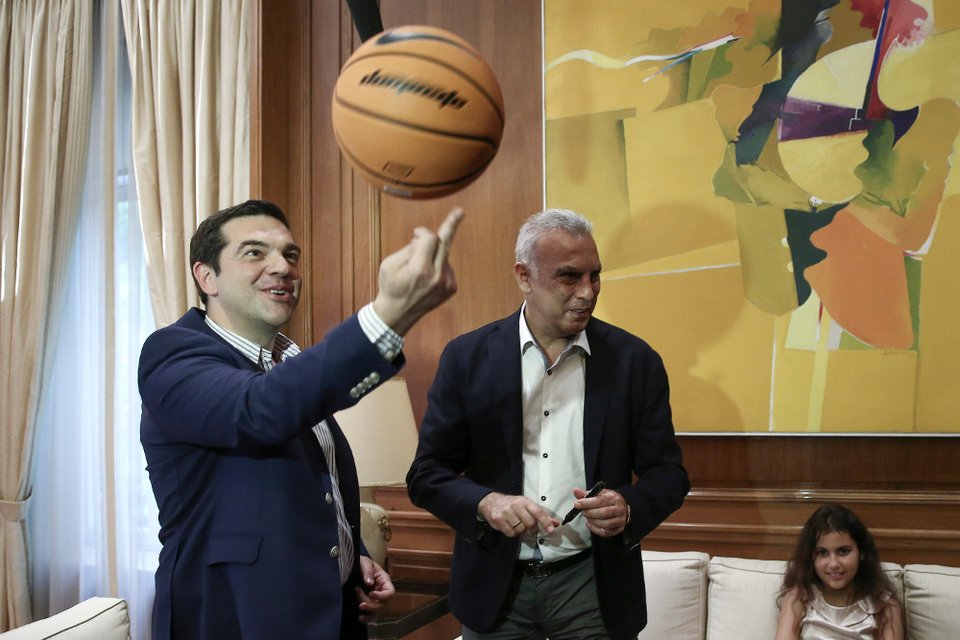 Απίστευτες σκηνές στο Μαξίμου με Τσίπρα και Νίκο Γκάλη [εικόνες] | iefimerida.gr 1