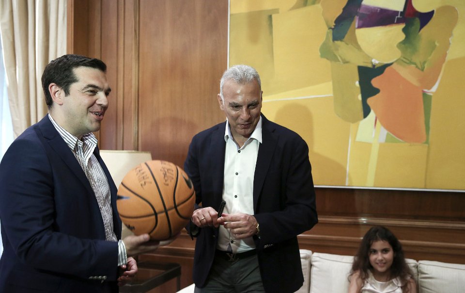 Απίστευτες σκηνές στο Μαξίμου με Τσίπρα και Νίκο Γκάλη [εικόνες] | iefimerida.gr 2