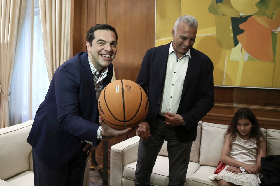 Απίστευτες σκηνές στο Μαξίμου με Τσίπρα και Νίκο Γκάλη [εικόνες] | iefimerida.gr 3