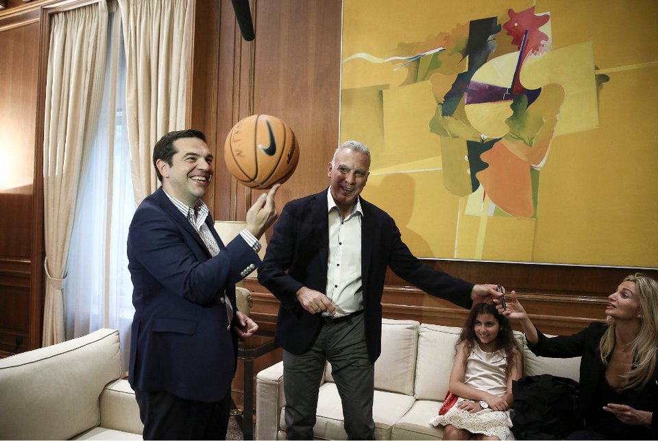 Απίστευτες σκηνές στο Μαξίμου με Τσίπρα και Νίκο Γκάλη [εικόνες] | iefimerida.gr 4