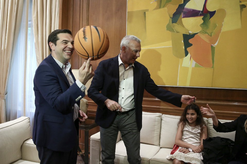 Απίστευτες σκηνές στο Μαξίμου με Τσίπρα και Νίκο Γκάλη [εικόνες] | iefimerida.gr 5