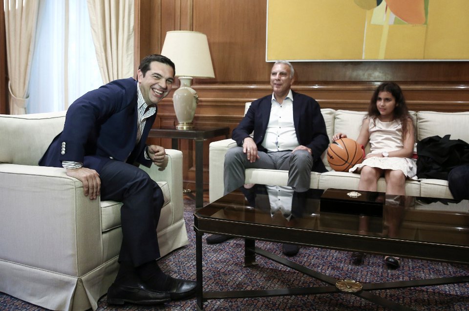 Απίστευτες σκηνές στο Μαξίμου με Τσίπρα και Νίκο Γκάλη [εικόνες] | iefimerida.gr 6