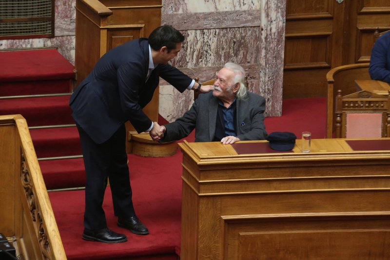 Η χειραψία του Τσίπρα με τον Μανώλη Γλέζο μετά από πάρα πολύ καιρό [εικόνες[ | iefimerida.gr 9