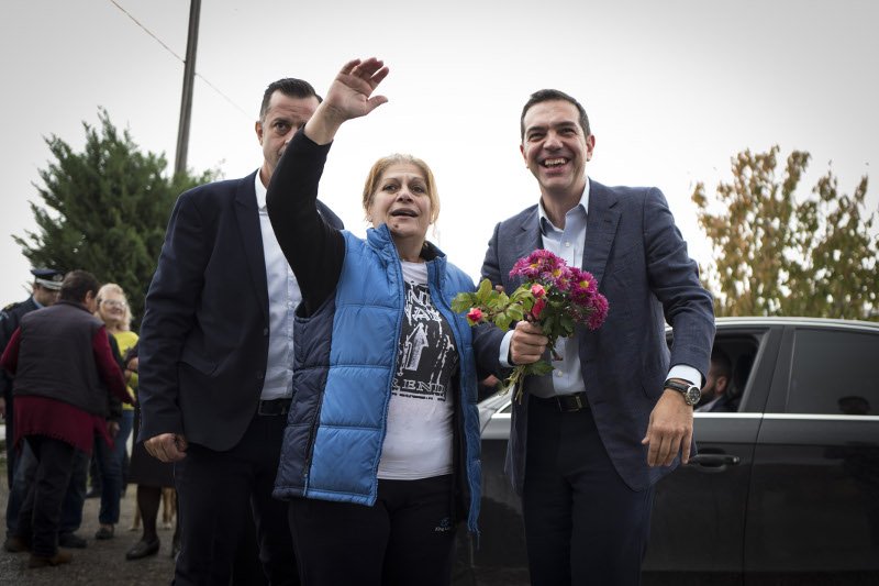 ΑΠΕ-ΜΠΕ: Εκαναν μπλόκο στον Τσίπρα για να τον ευχαριστήσουν για το μέρισμα | iefimerida.gr 1