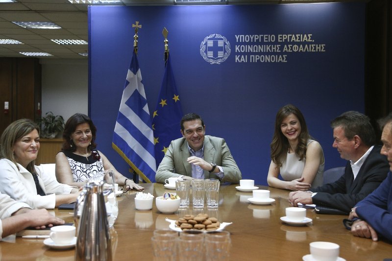 Με φιλί στο πεζοδρόμιο υποδέχθηκε η Αχτσιόγλου τον Τσίπρα, στο υπουργείο [εικόνες] | iefimerida.gr 2