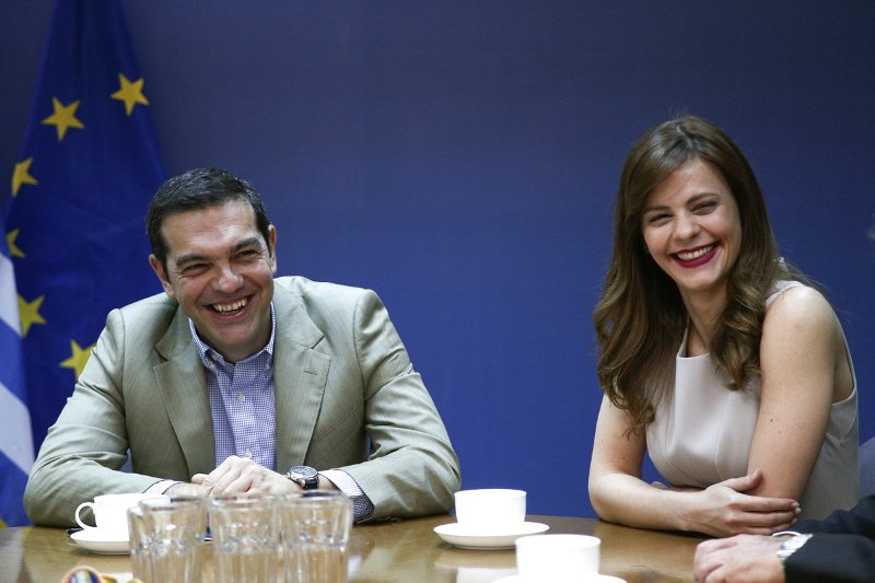 Με φιλί στο πεζοδρόμιο υποδέχθηκε η Αχτσιόγλου τον Τσίπρα, στο υπουργείο [εικόνες] | iefimerida.gr 3