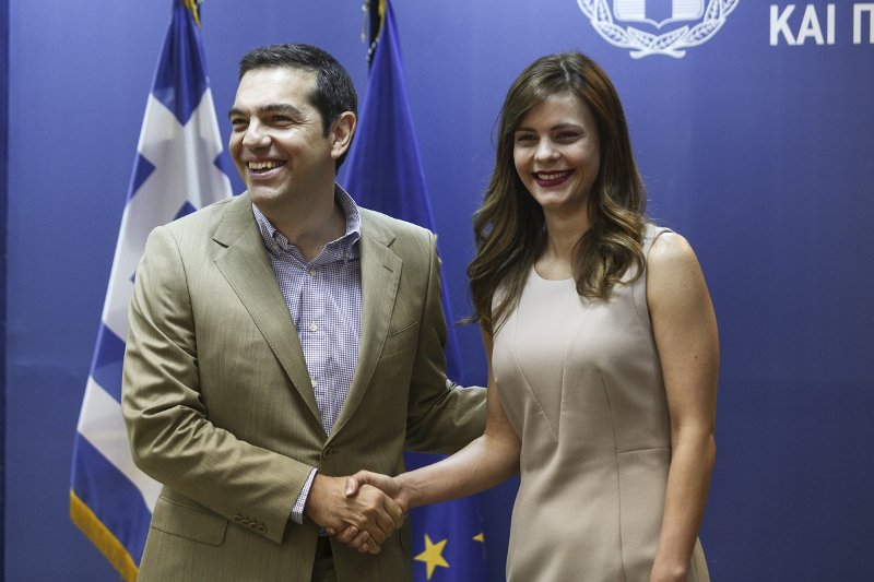 Με φιλί στο πεζοδρόμιο υποδέχθηκε η Αχτσιόγλου τον Τσίπρα, στο υπουργείο [εικόνες] | iefimerida.gr 4