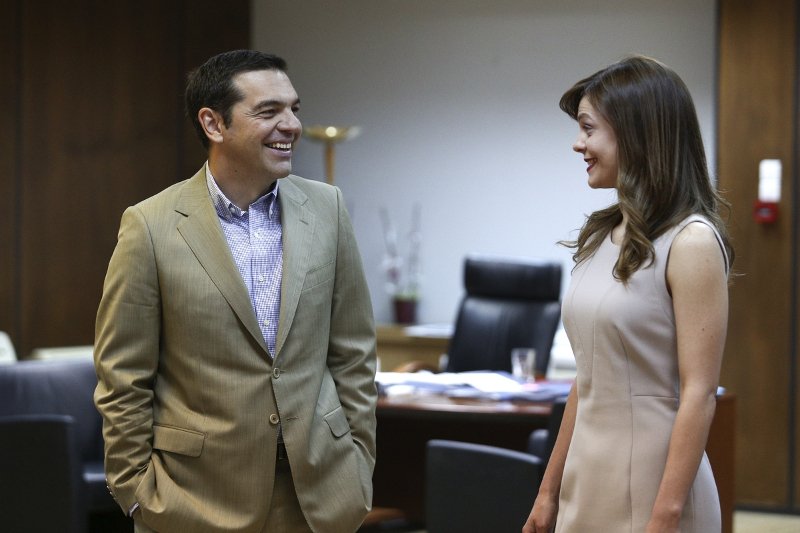 Με φιλί στο πεζοδρόμιο υποδέχθηκε η Αχτσιόγλου τον Τσίπρα, στο υπουργείο [εικόνες] | iefimerida.gr 5