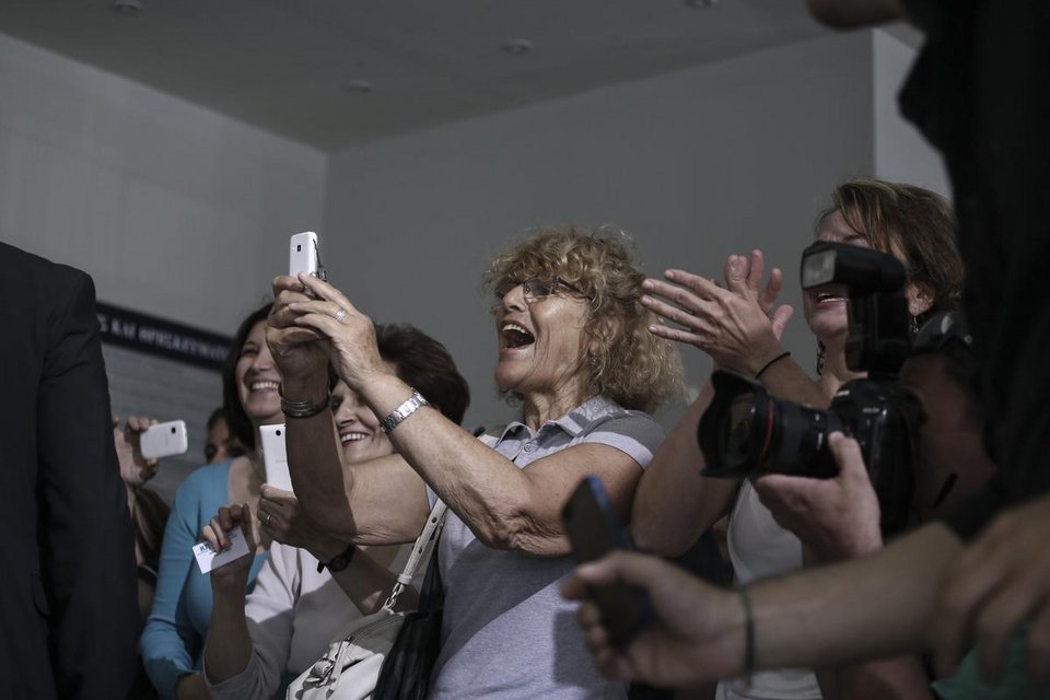 Ο Τσίπρας πειράζει τις γυναίκες δημοσιογράφους στο υπ. Παιδείας -Ο παροξυσμός των υπαλλήλων [βίντεο & εικόνες] | iefimerida.gr 1