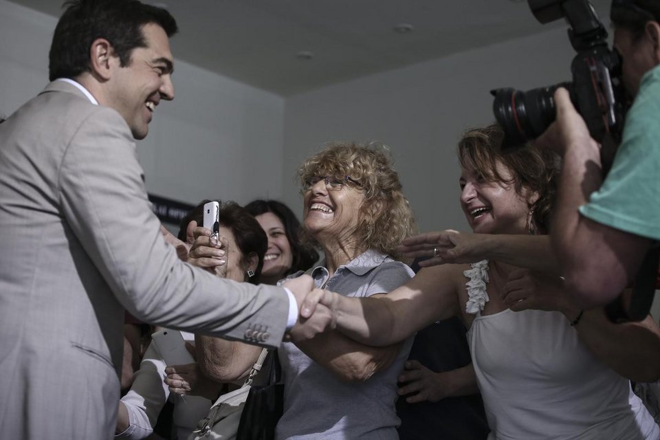 Ο Τσίπρας πειράζει τις γυναίκες δημοσιογράφους στο υπ. Παιδείας -Ο παροξυσμός των υπαλλήλων [βίντεο & εικόνες] | iefimerida.gr 2