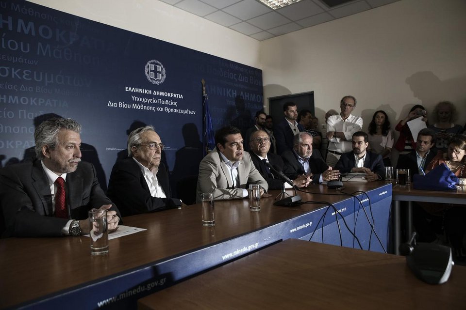 Ο Τσίπρας πειράζει τις γυναίκες δημοσιογράφους στο υπ. Παιδείας -Ο παροξυσμός των υπαλλήλων [βίντεο & εικόνες] | iefimerida.gr 0