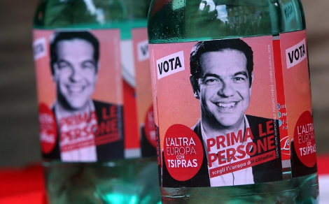 To δώρο που προσέφεραν Ιταλίδες στον Τσίπρα και τον άφησε άφωνο -«Ciao Antonio Banderas», του φώναζαν [εικόνες] | iefimerida.gr 5