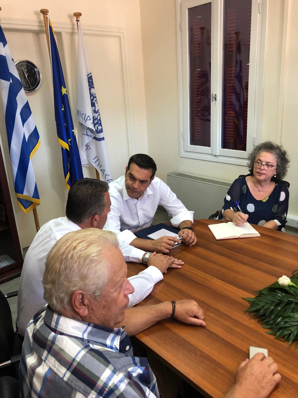 «Οι πρώτοι μετα-μνημονιακοί περίπατοι» -Αγκαλιές, selfies και διάγγελμα Τσίπρα στην Ιθάκη | iefimerida.gr 7