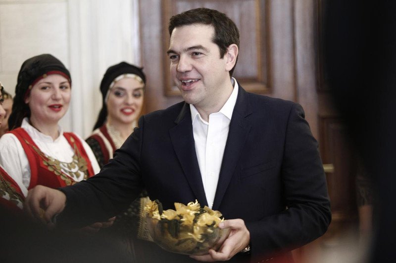 Το ταγάρι-δώρο για την Περιστέρα που έδωσαν στον Τσίπρα και η γκλίτσα για τις Βρυξέλλες [εικόνες] | iefimerida.gr 5