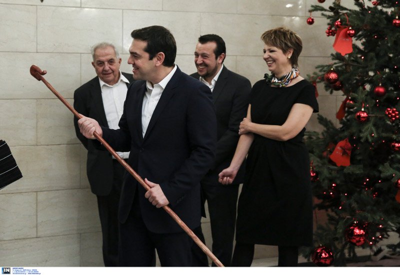 Το ταγάρι-δώρο για την Περιστέρα που έδωσαν στον Τσίπρα και η γκλίτσα για τις Βρυξέλλες [εικόνες] | iefimerida.gr 0