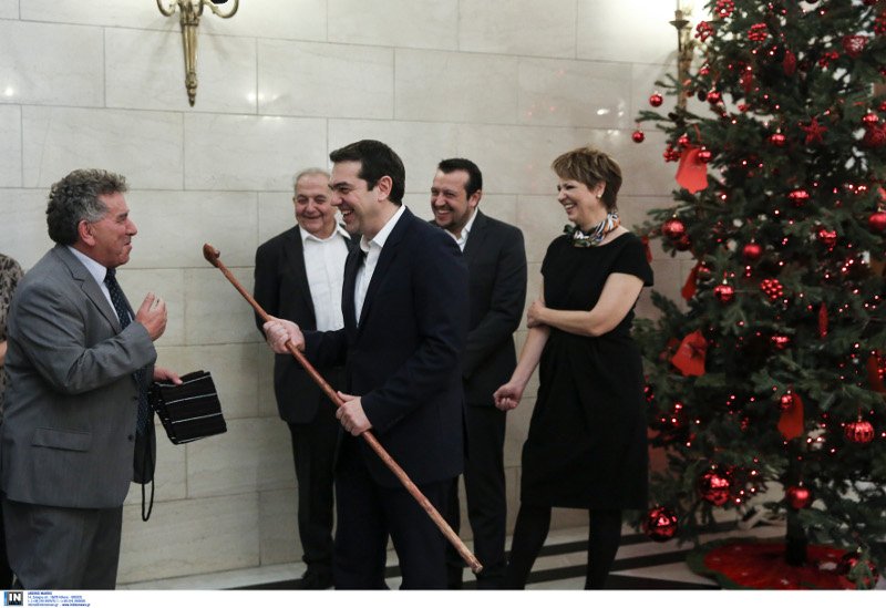 Το ταγάρι-δώρο για την Περιστέρα που έδωσαν στον Τσίπρα και η γκλίτσα για τις Βρυξέλλες [εικόνες] | iefimerida.gr 1