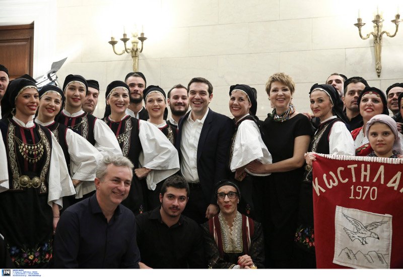 Το ταγάρι-δώρο για την Περιστέρα που έδωσαν στον Τσίπρα και η γκλίτσα για τις Βρυξέλλες [εικόνες] | iefimerida.gr 4